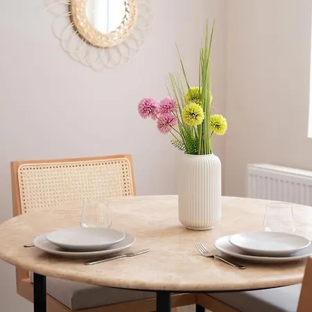 Modern And Designed 2br W Garden דירה אדאלר