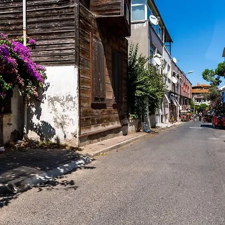 Modern And Designed 2br W Garden *