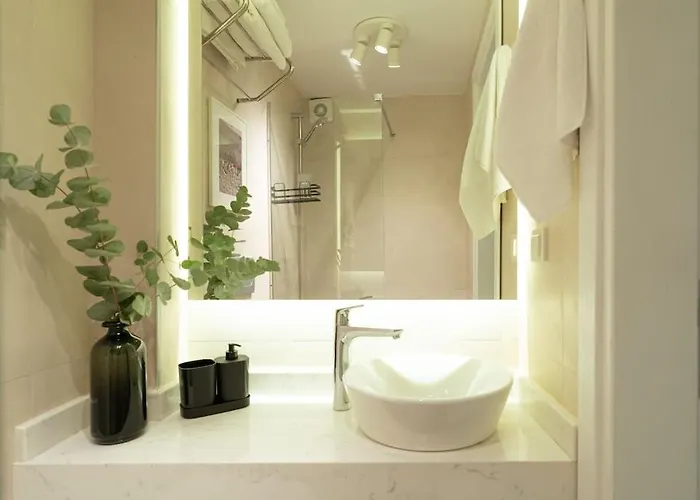 Daire Modern And Designed 2br W Garden Adalar