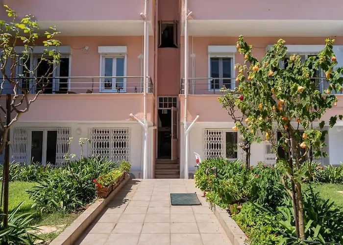 Daire Modern And Designed 2br W Garden Adalar