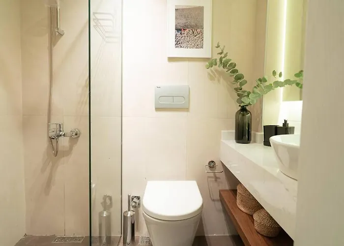 Modern And Designed 2br W Garden