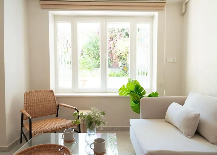 Modern And Designed 2br W Garden Daire